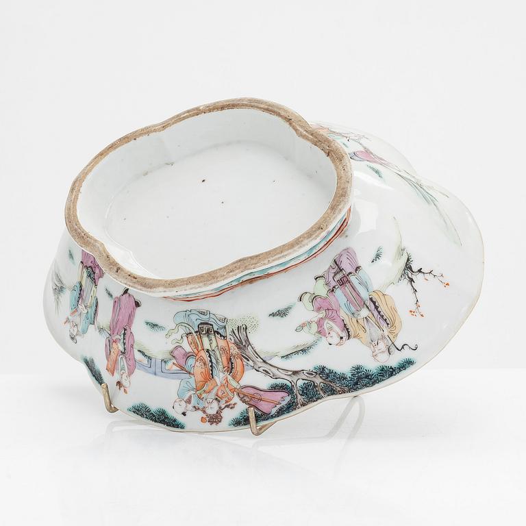 A Chinese porcelain bowl, late Qing dynasty,