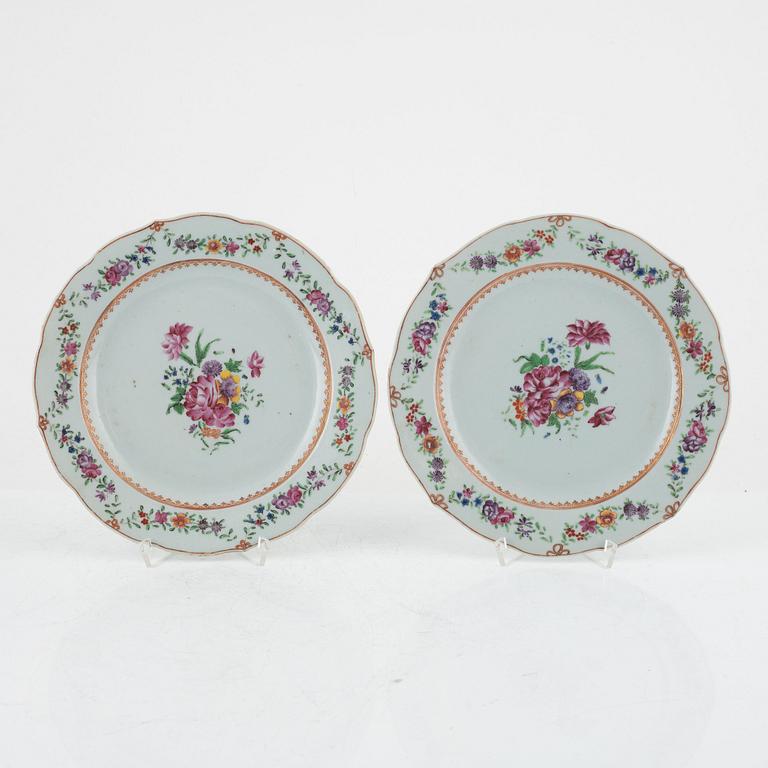 A set of seven famille rose dinner plates, Qing dynasty, Qianlong (1736-95).