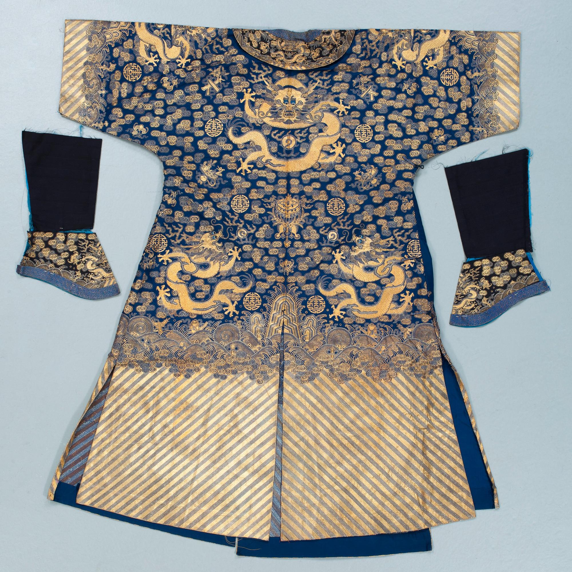 ROBE. Embroidered silk. Height 129 cm. China late Qing dynasty.