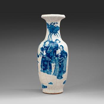 A blue and white ge-glazed vase, Qing dynasty, 19th Century.