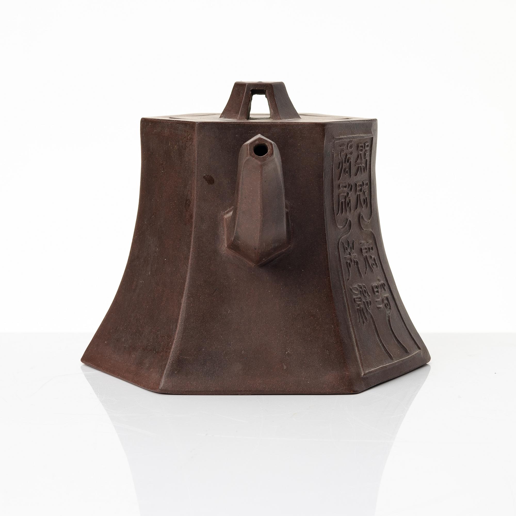 A hexagonal yixing teapot, late Qing dynasty / early 1900s.