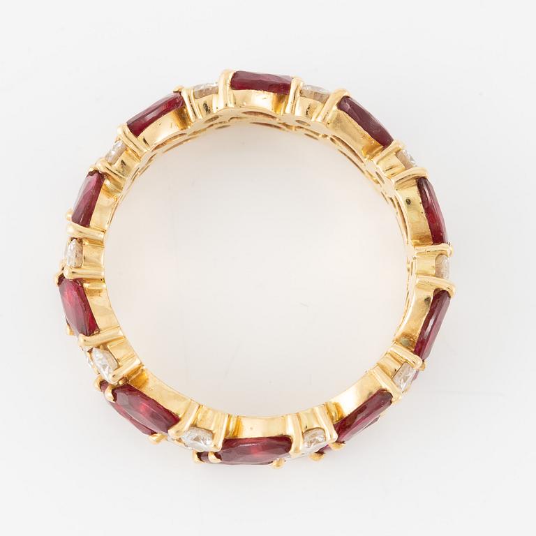 Ring, 18K gold with cushion-cut rubies and brilliant-cut diamonds.