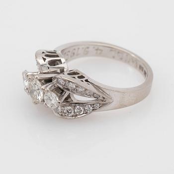 Ring, 18k white gold with brilliant-cut diamonds.