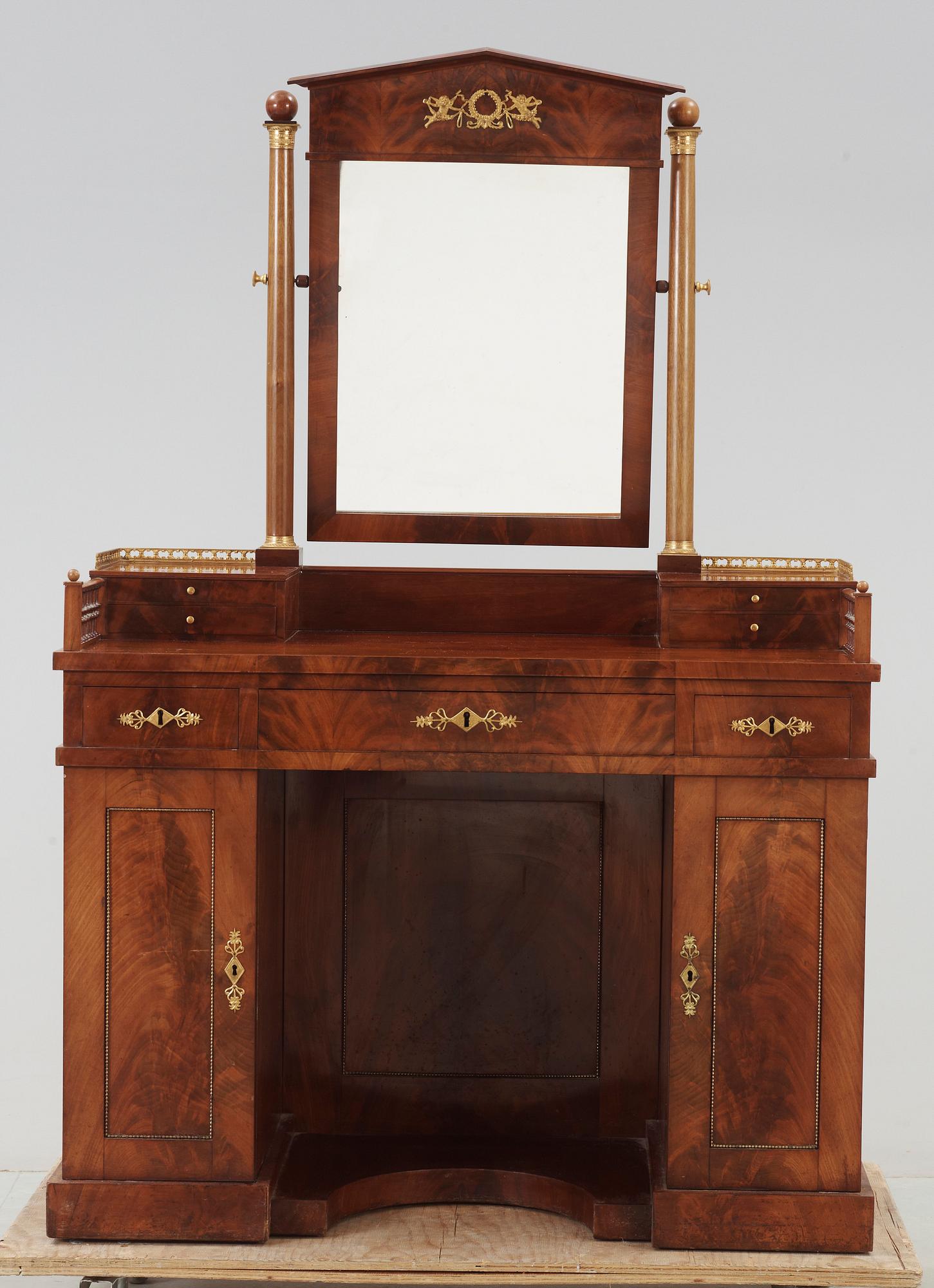 TOALETTBORD, empire, 1800-talets första hälft.