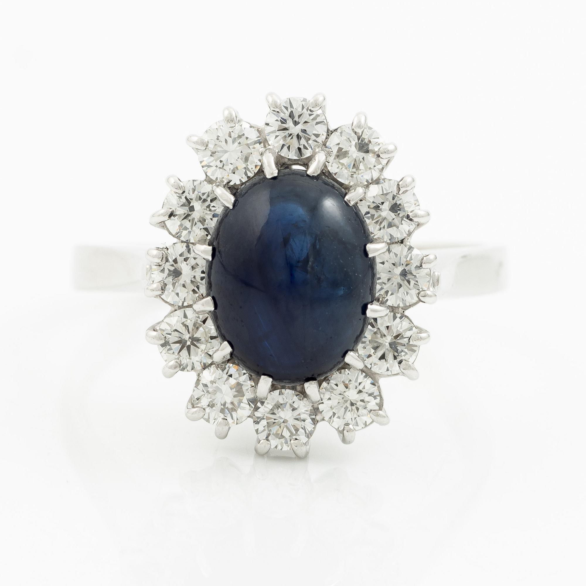 Ring in 18K white gold with a cabochon-cut sapphire and brilliant-cut diamonds.