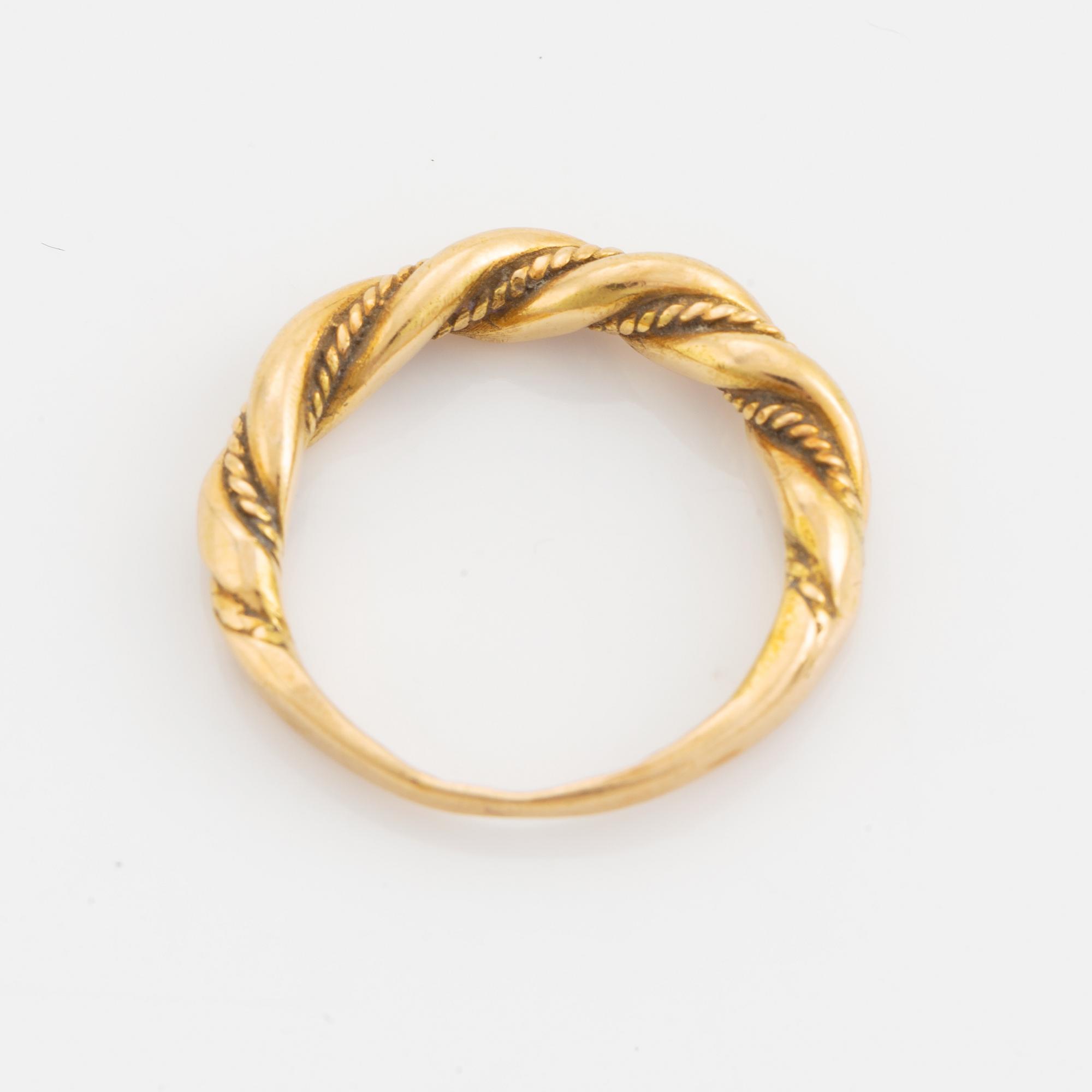 18K gold ring.