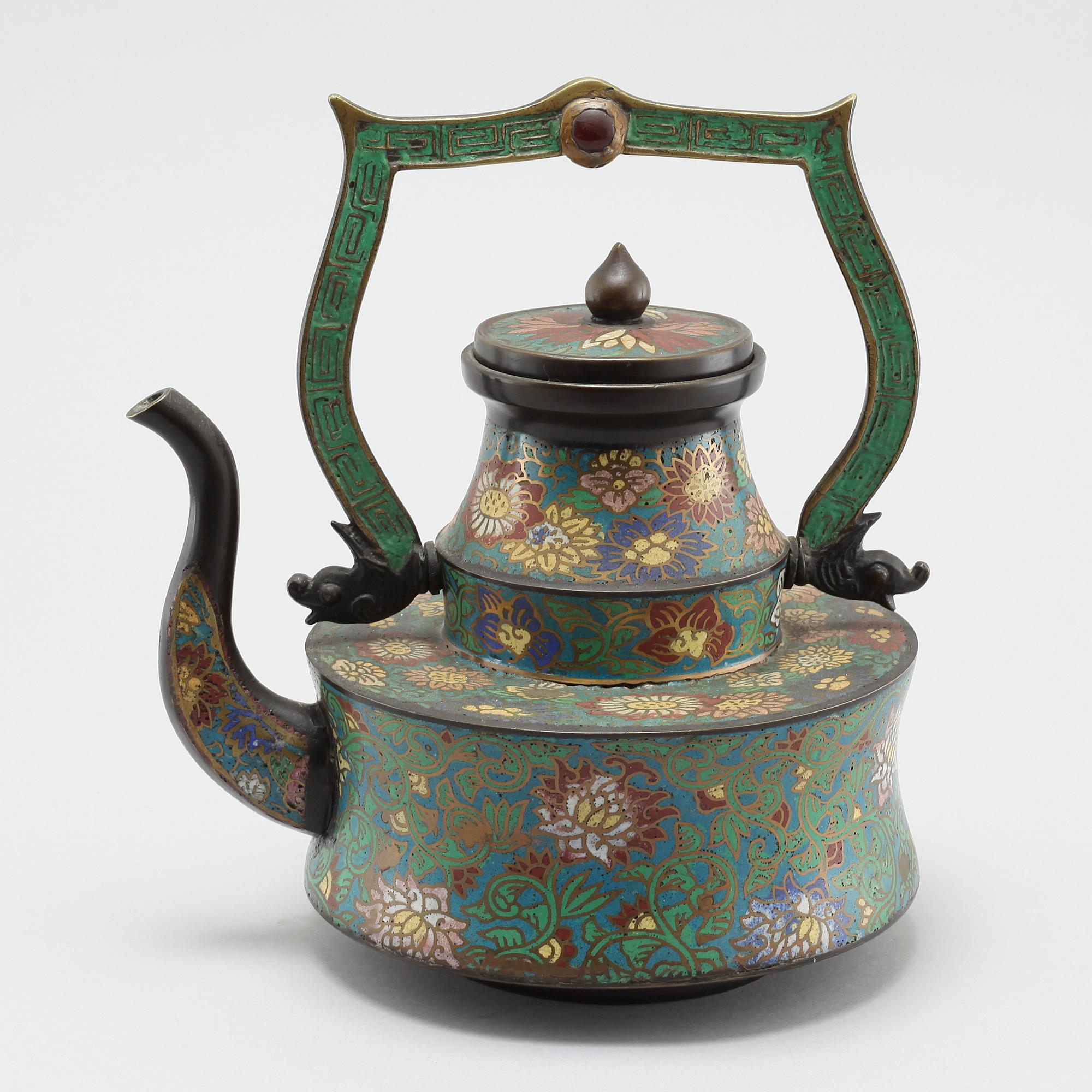 A Japanese cloisonné pot, circa 1900.