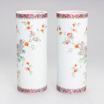 A pair of porcelain vases, China, 20th century.