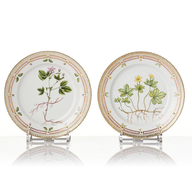 A set of 12 Royal Copenhagen 'Flora Danica' lunch plates, Denmark, 20th century.