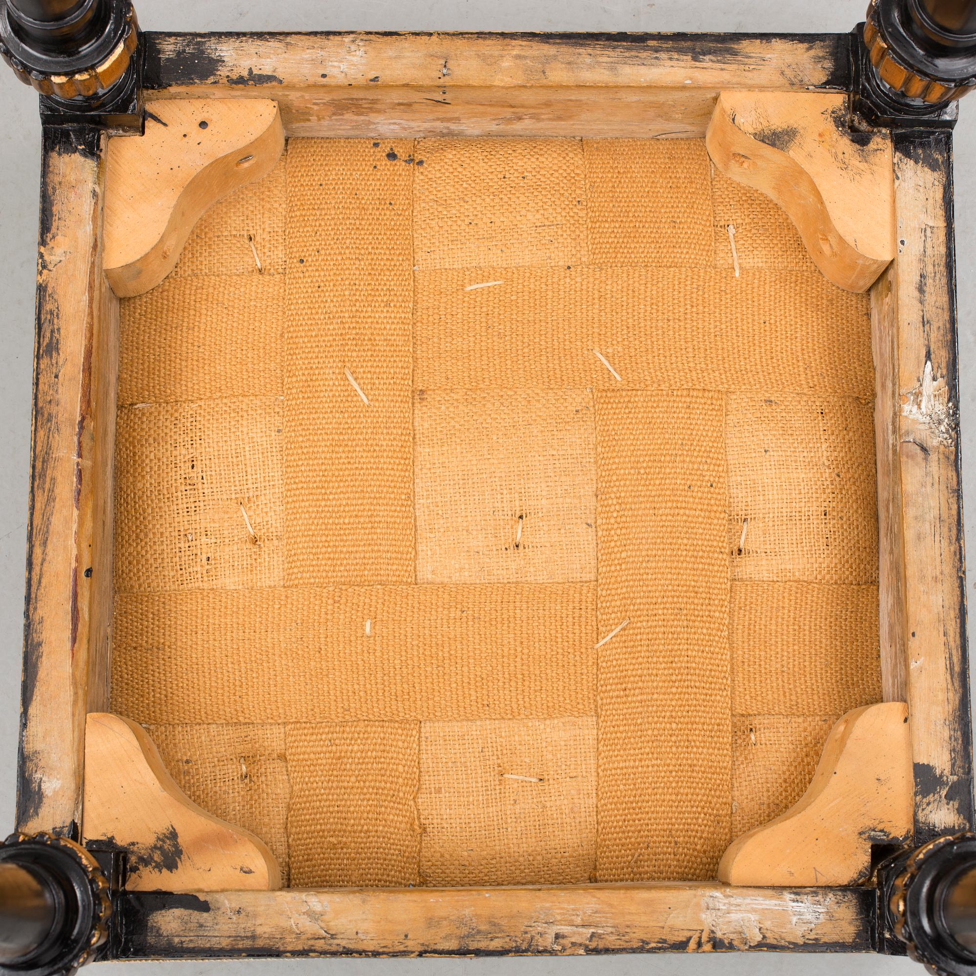 TABURETTER, ett par, sengustavianska.Omkring år 1800.
