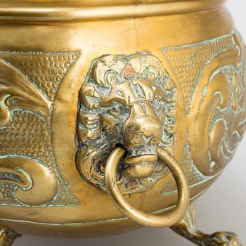 AN EARLY 19TH CENTURY BRASS JARDINIERE.