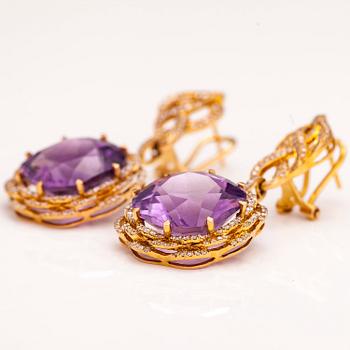 A pair of 18K gold earring swith amethysts and diamonds ca. 0.96 ct in total.