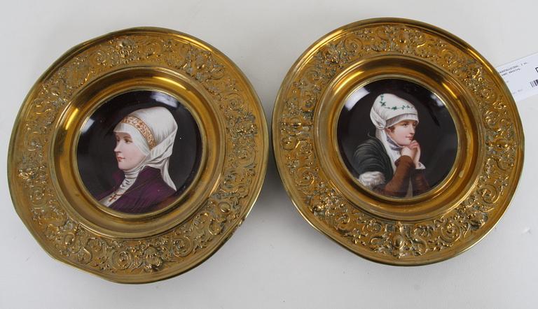 VÄGGTALLRIKAR, 2 st, porslin samt mässing,
1800-tal.