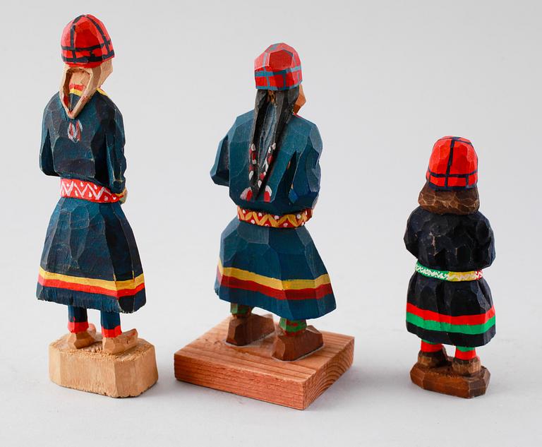 FIGURER, 3 st, skuret trä, bla Torborg Lindberg-Karlsson, 1900-tal.