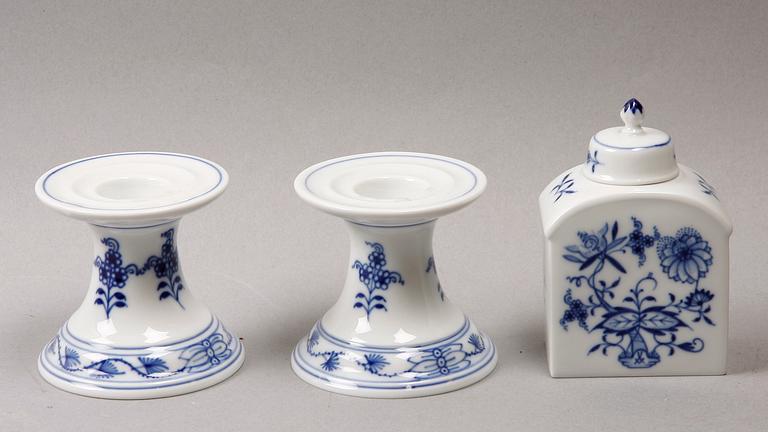 LJUSSTAKAR, ett par, samt TEDOSA, porslin, Meissen.