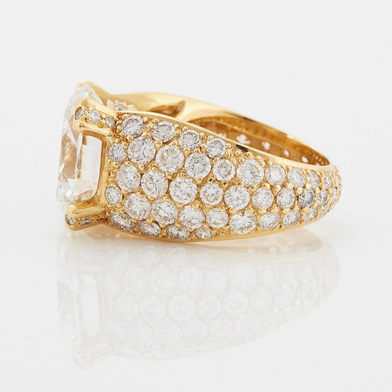 Ring 18K guld med en rund briljantslipad diamant 10.08 ct G vs2.