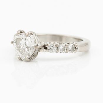 Ring 18K vitguld med hjärtformad briljantslipad diamant.