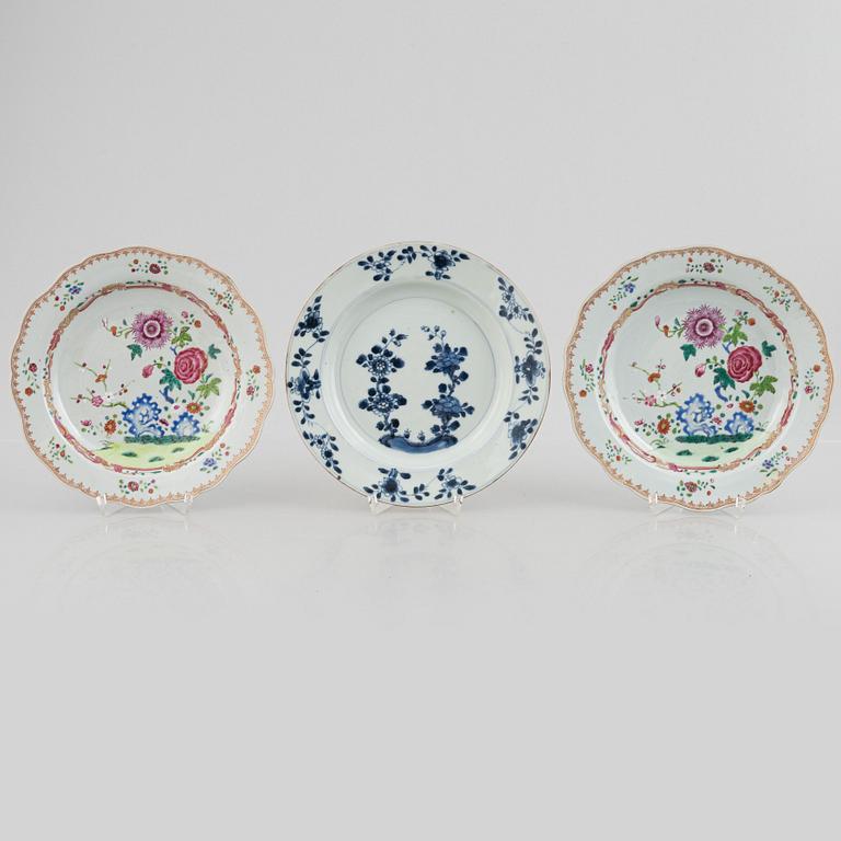 A set of three export porcelain plates, China, Qing dynasty, 18th century.