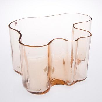 VAS, glas, Alvar Aalto "Rio brun". Märkt Alvar Aalto Iittala 2011 23/75.