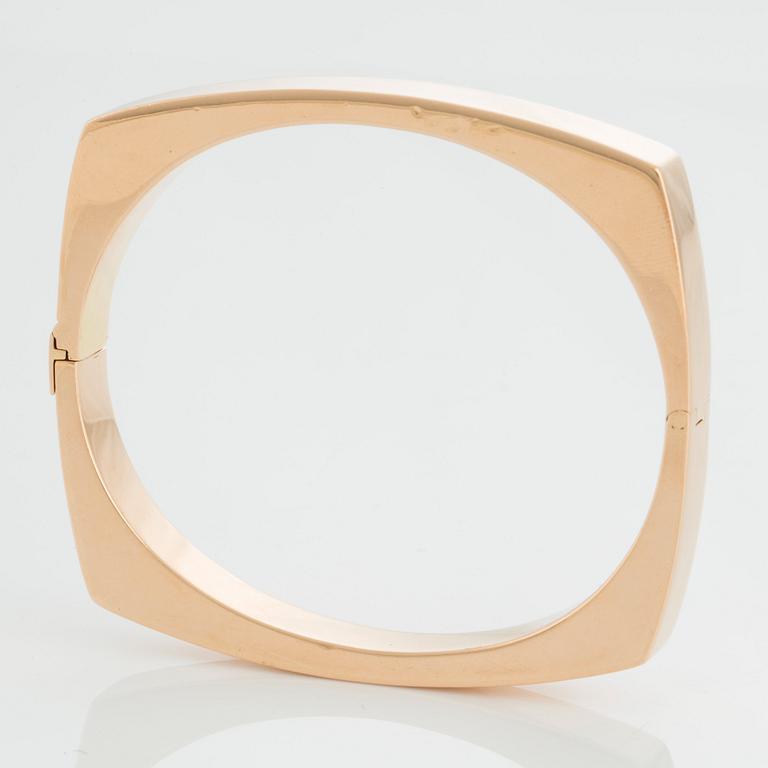 A Gaudy bangle in 18K gold.