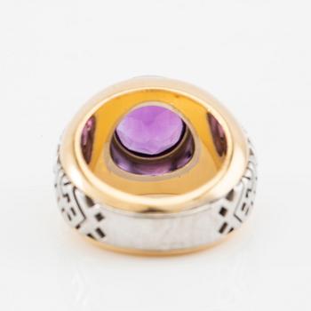 Ring 18K white and red gold with an amethyst, Asprey London.