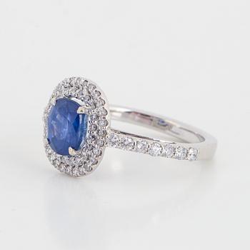 Ring, 18K vitguld med safir och briljanter.