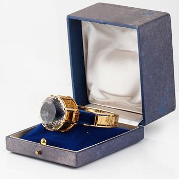 ARMRING, 18K guld med fasettslipad bergkristall, Bengt Rehnvall, Stockholm, 1965. Vikt 62,9 gram.