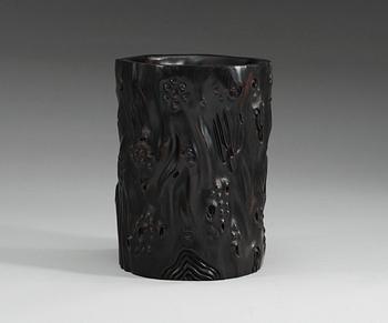 A Zitan brush pot, late Qing dynasty.