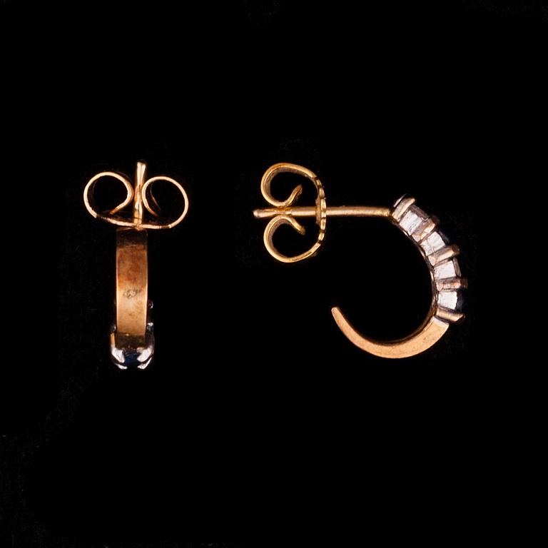 ÖRHÄNGEN, 18K guld, briljantslipade diamanter, safirer. Vikt ca 1,9 g.