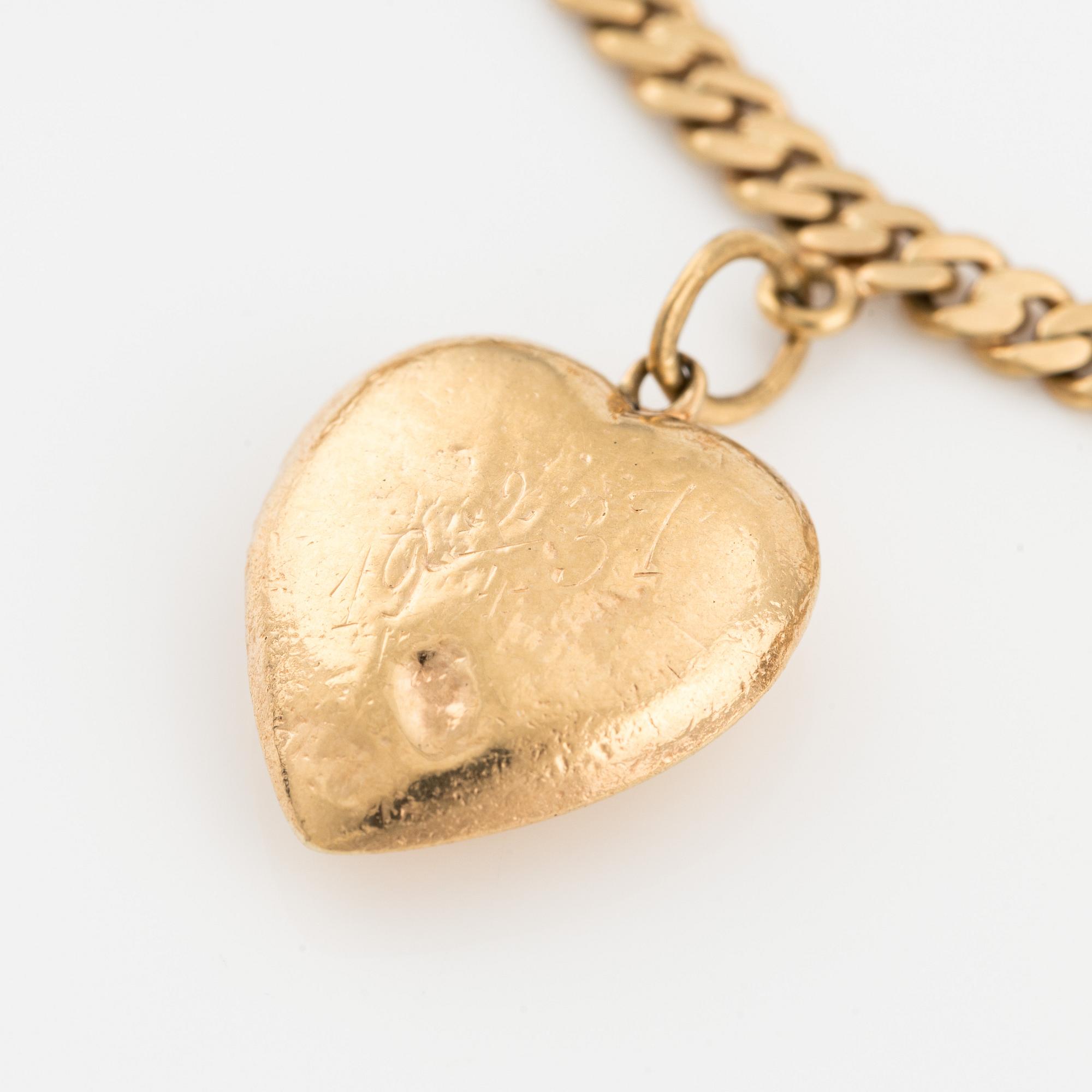 Bracelet 18K gold with charms.