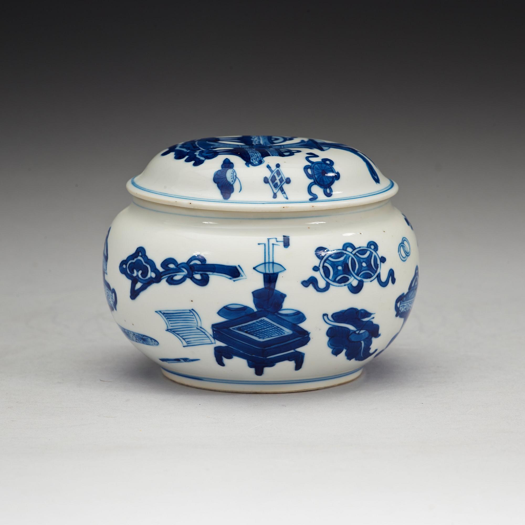A blue and white box with cover, Qing dynasty, Kangxi (1662-1722).
