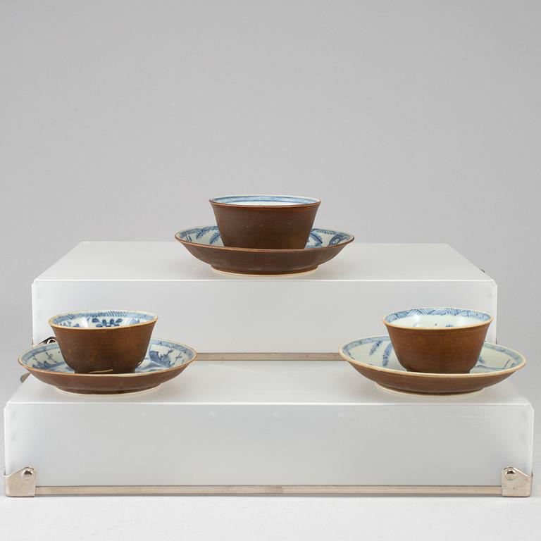 A set of three blue and white cups with dishes, Qing dynasty, Kangxi (1662-1722).