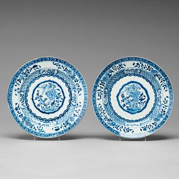 740. A pair of blue and white dishes, Qing dynasty, early 18th Century.