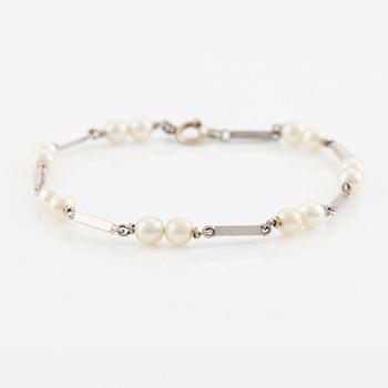 Bracelet, 18K white gold with cultured pearls.