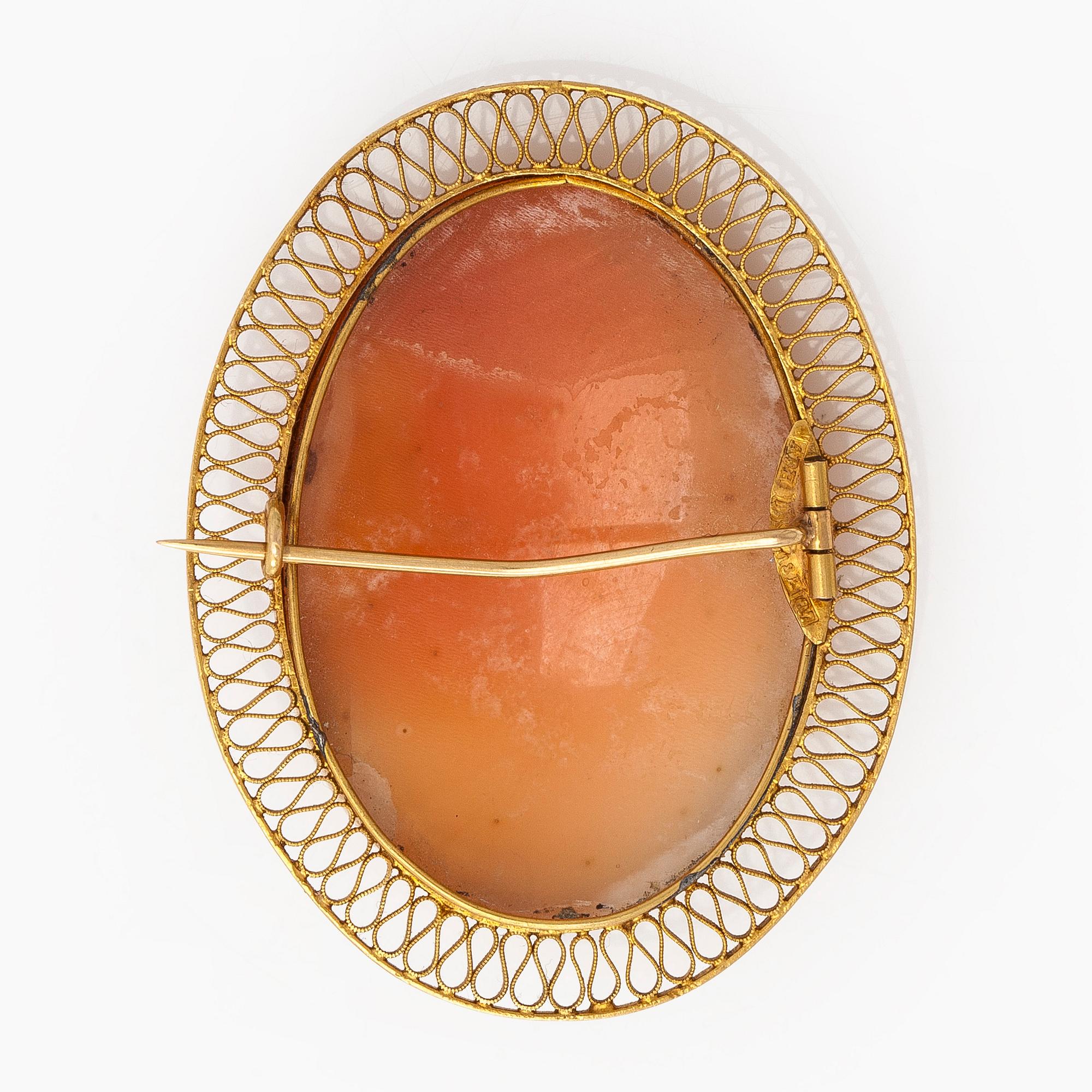 Rintaneula, 18K kultaa, simpukankuorikamee.