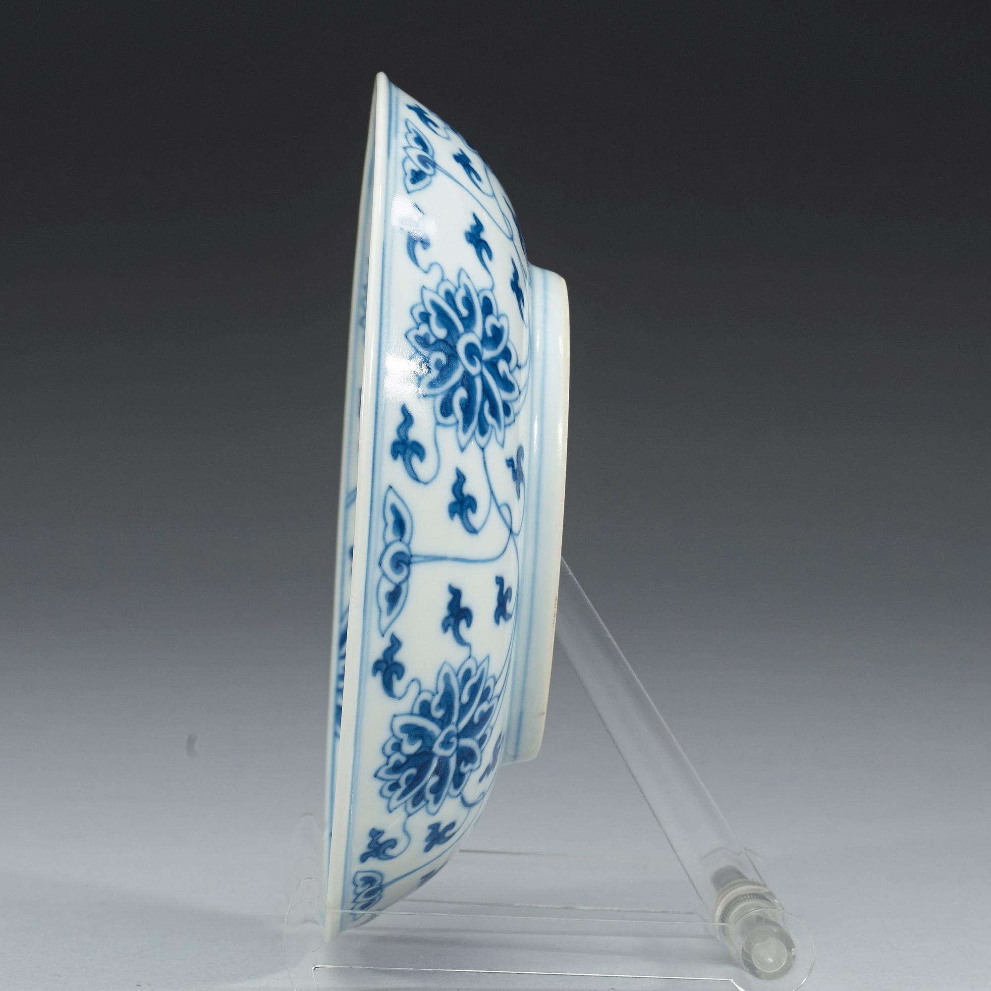 A set of blue and white lotus dishes, Qing dynasty, 19th century with Tongzhis six character mark in underglaze blue.