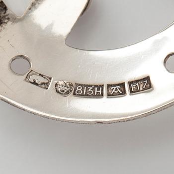 Rannekoruja, 2 kpl, sekä rintaneula, hopeaa ja värikiviä. Suomi 1958-1965.