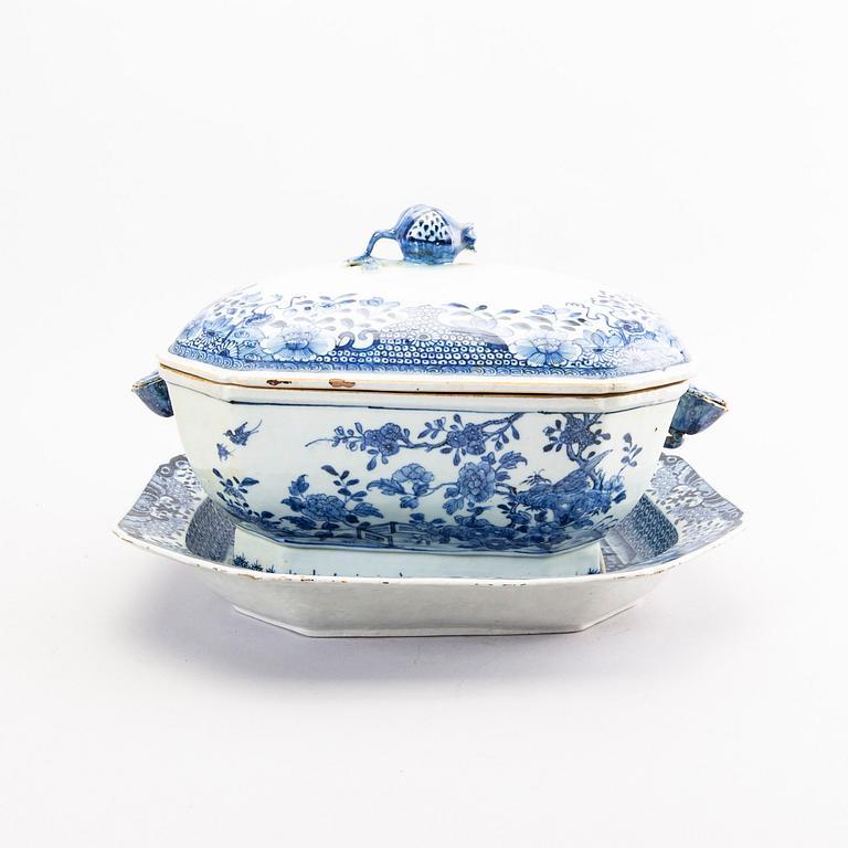 A Chinese Qianlong porcelain tureen with cover and stand.