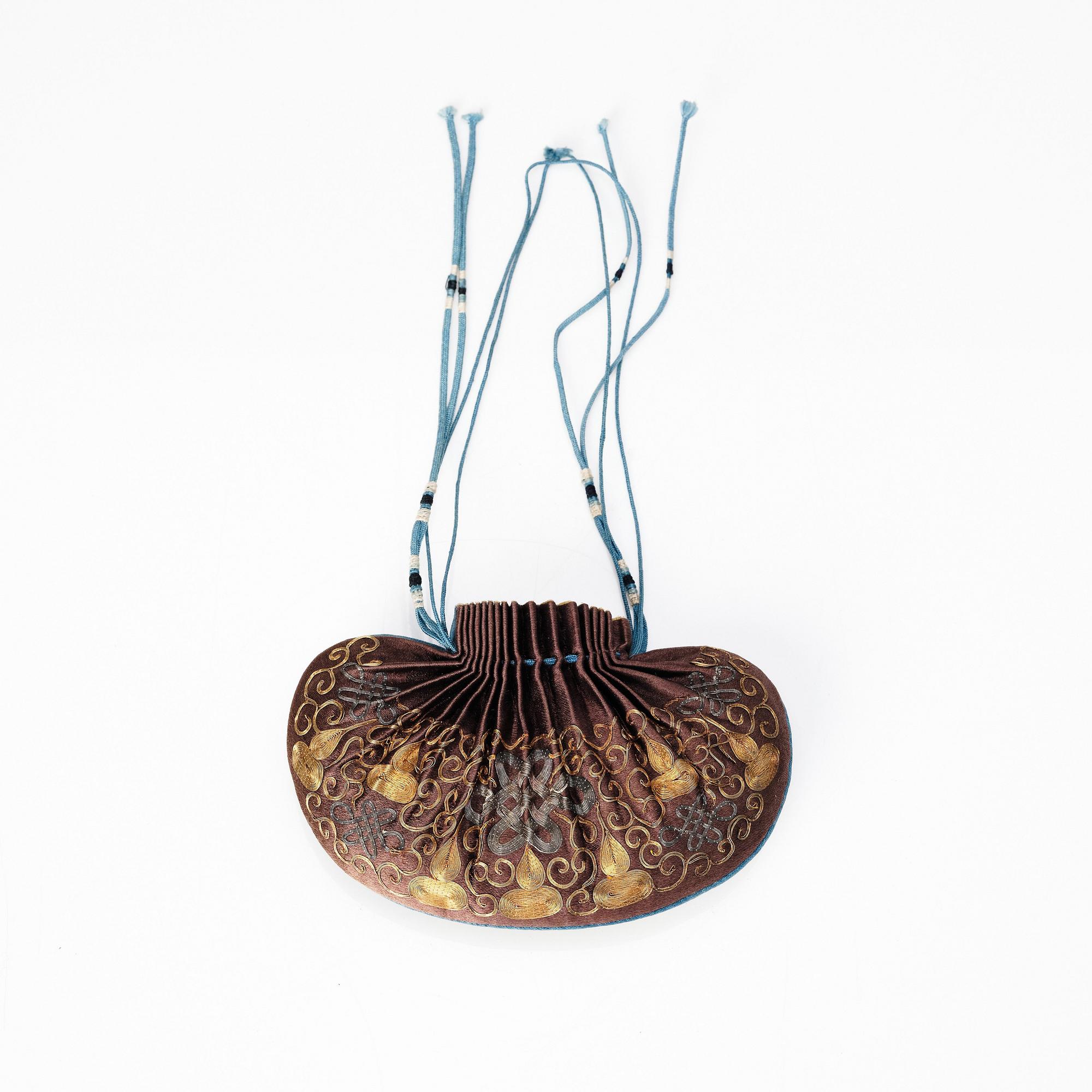 A Chinese embroidered silk purse, around 1900.