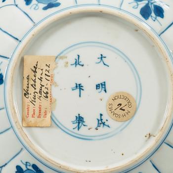 A pair of blue and white dragon dishes, Qing dynasty Kangxi (1662-1722). With Chenghuas six characters mark.