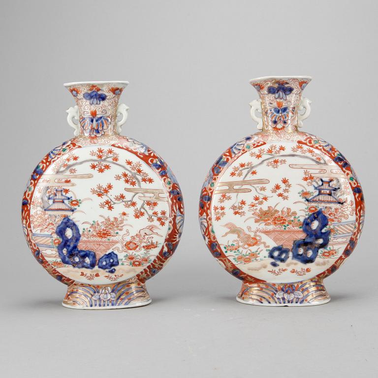 PILGRIMSFLASKOR, ett par, porslin, Japan, sent 1800-tal.