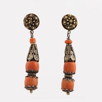 Earrings and necklace, with coral.