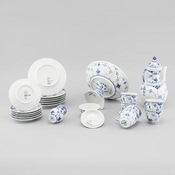 15 pieces of porcelain tableware from Royal Copenhagen, model "Musselmalet", second half of the 20th century.