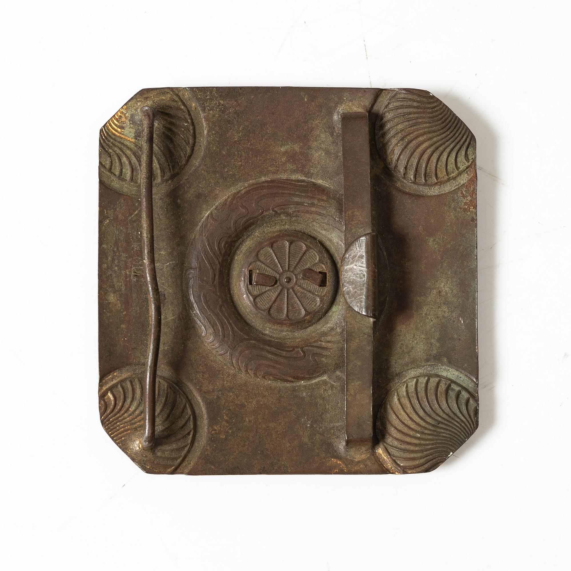 A Japanese bronze belt buckle, Meiji (1868-1912).