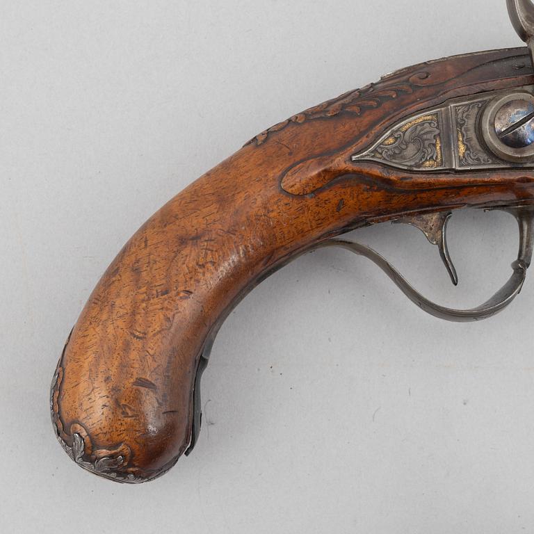 Slaglåspistoler, ett par, ändrade från flintlås,  Nusbaum Stockholm, 1700-talets mitt.