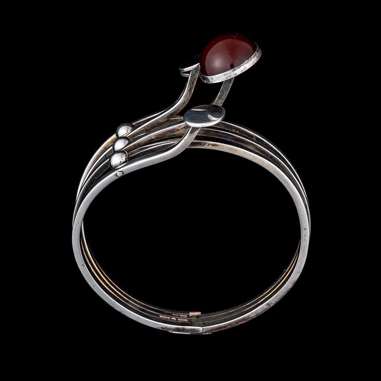 MIRJAM SALMINEN, ARMBAND, sterling silver, cabochon slipad sard, Kaunis Koru 1971.