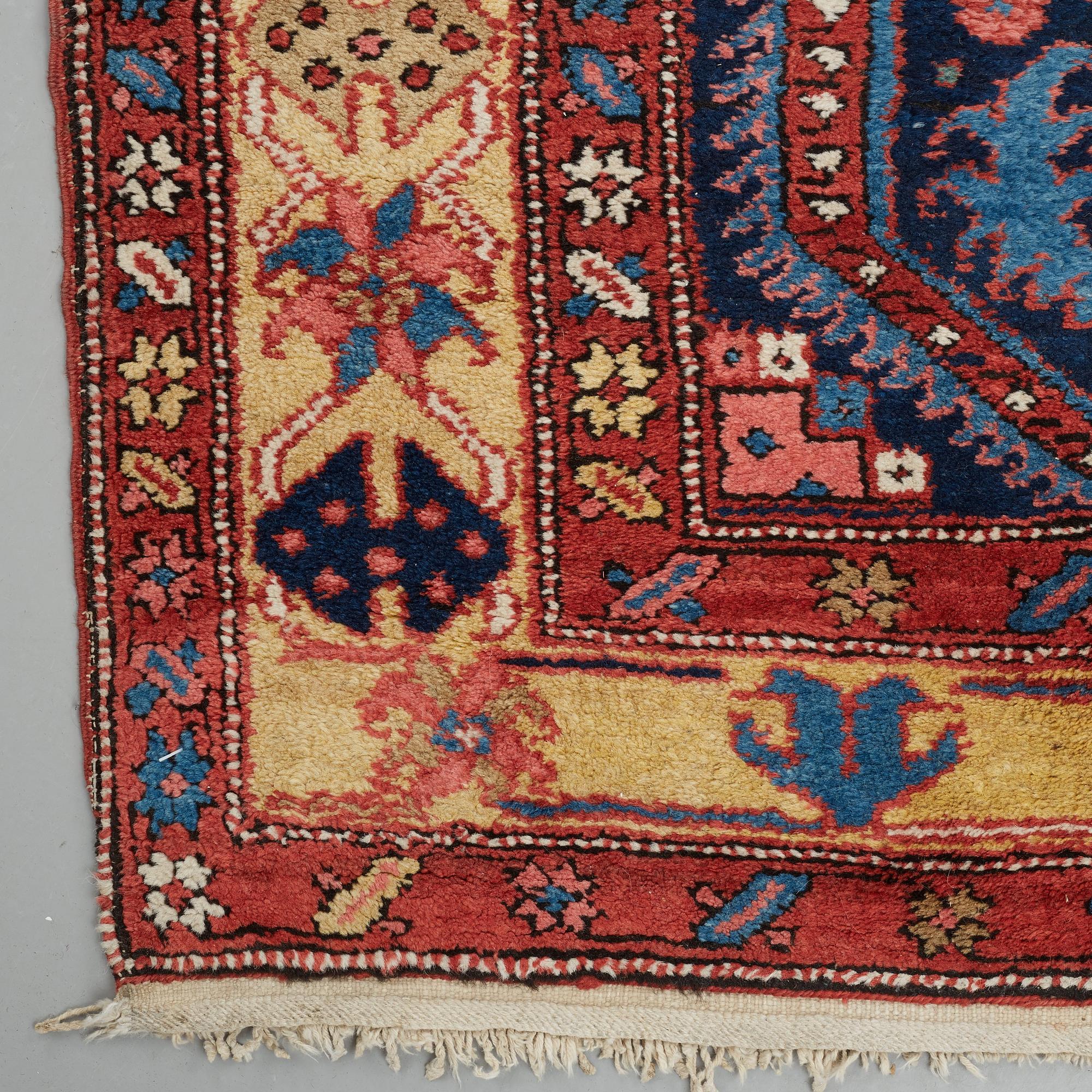 GALLERIMATTA, semiantik Azerbadjan, ca 545,5 x 102,5 cm (samt en kortsida med 2 cm slätväv).
