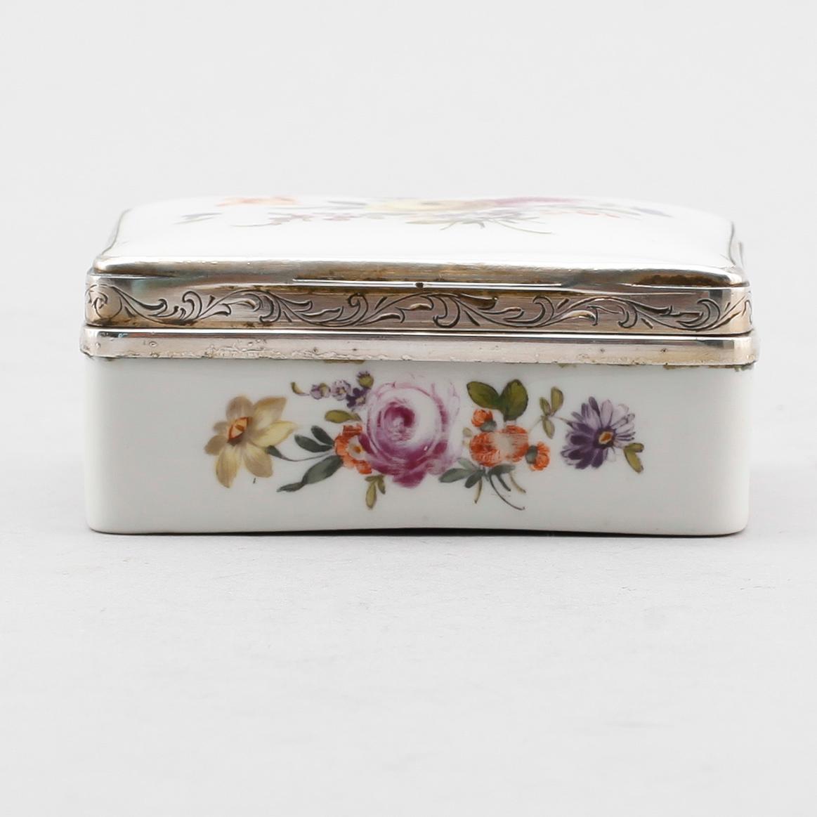 DOSA, porslin och silver, omkring år 1800.