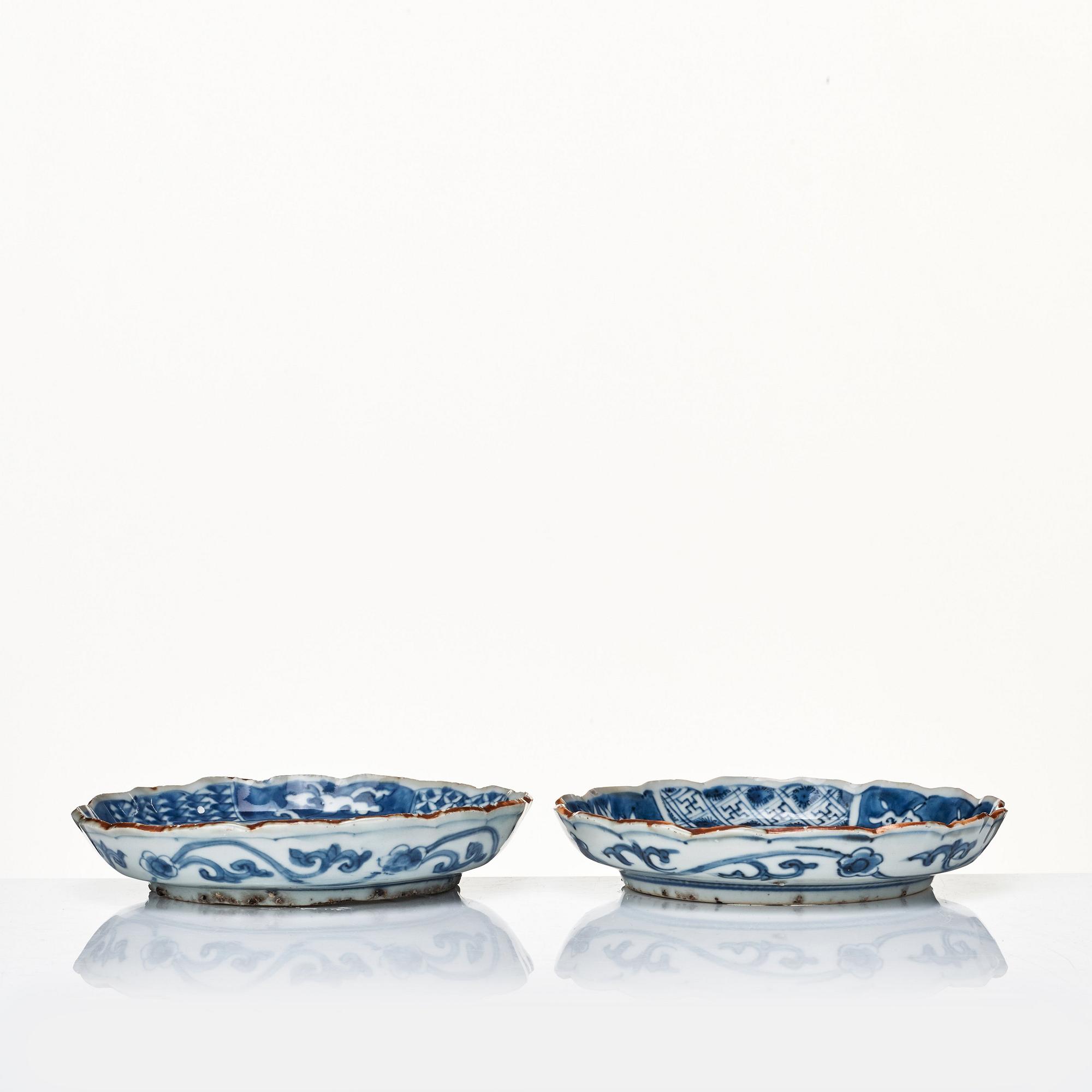 Two blue and white Shonzui style circular dishes, Tianqi/Chongzhen 17th Century.