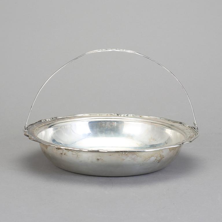 KAROTT MED HÄNKEL, silver, W.A. Bolin, Stockholm, 1934. Vikt ca 619 gram.